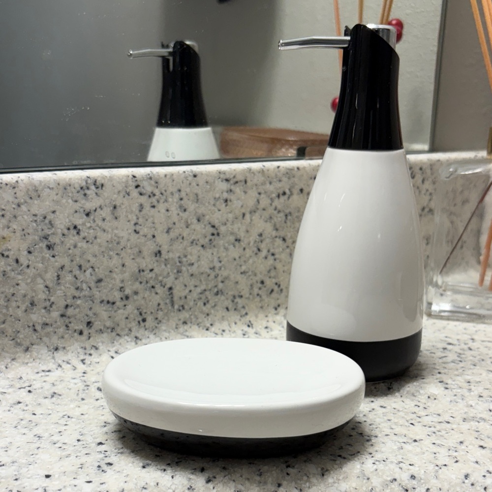 Elegant Black and White Soap Dispenser and Dish Set